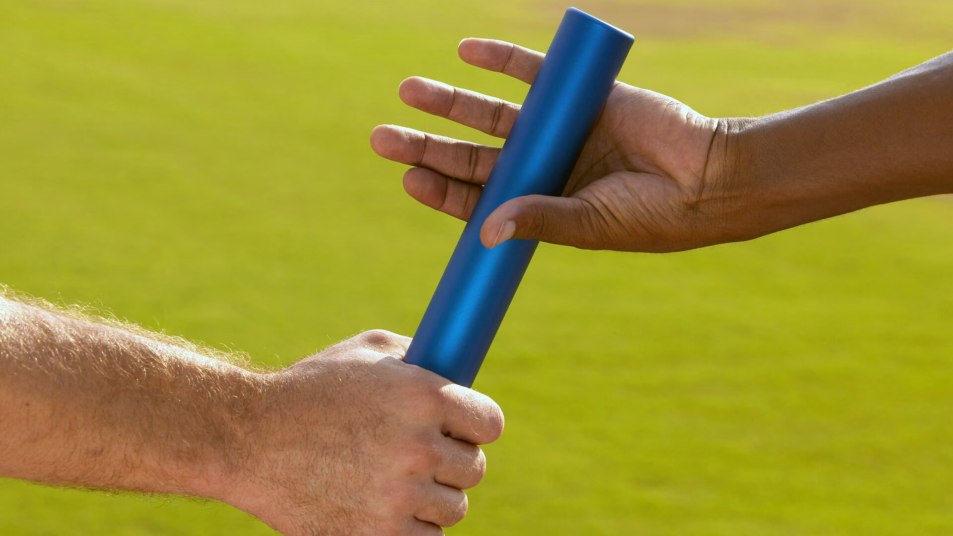 F1街道赛之夜，当赛道化为棋盘，法比尼奥的防守是唯一的锁